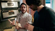 Reporter Davide Di Dio - hier mit Lino (li.) - begibt sich auf Spurensuche nach seiner Identität.