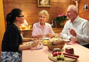 Sibylle (Julia Mitrici, l.) zieht bei den Sonnbichlers (Antje Hagen, M., und Sepp Schauer, r.) ein.