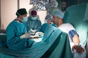 Dr. Ina Schulte (Isabell Gerschke) und Dr. Philipp Brentano (Thomas Koch) haben gerade erfahren, dass Sarah Marquardt und Philipps Frau Arzu mit einer Hochschwangeren im Fahrstuhl stecken geblieben sind.