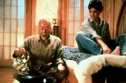 L - R: Pat Morita als Miyagi, Ralph Macchio als Daniel