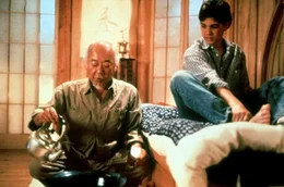 L - R: Pat Morita als Miyagi, Ralph Macchio als Daniel