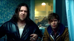 Eigentlich will sich der Student Brewis (Luke Treadaway, r.) nur mit ein wenig Dope aus Drogendealer Rons (Nick Frost, l.) Wohnung eindecken. Doch dann wollen blutr&uuml;nstige Aliens dessen Cannabisraum st&uuml;rmen ...