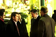 Jack (Anthony LaPaglia, 2.v.r.) versucht einen schwierigen Fall zu lösen ...