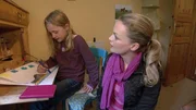 Eva Brenner (re.) verspricht auch der kleinen Luise ein neues Kinderzimmer.