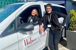 Chantal H&auml;fner (l.) und Ute Z&uuml;fle sind die Chefinnen von &bdquo;Team Liebevoll&ldquo; Bestattungen in Stuttgart.