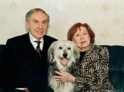 In der romantischen Kriminalkom&ouml;die sind K&auml;the M&uuml;hlmann (Brigitte Mira) und Hubert M&uuml;hlmann (Harald Juhnke) ein "lasterhaftes P&auml;rchen".