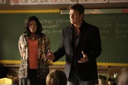 Zusammen mit der Lehrerin Mrs. Leslie Ruiz (Michael Hyatt, l.) versucht Castle (Nathan Fillion, r.) den Kindern zu erkl&auml;ren, warum er ihre Hilfe braucht ...
