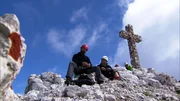 Der H&uuml;ttenwirt Hansl von der Grasleitenh&uuml;tte und Josef Schwellensattl am Gipfelkreuz vom Kesselkogel.