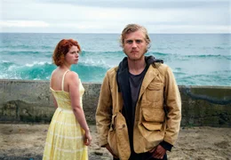 Moll (Jessie Buckley) und Pascal (Johnny Flynn)