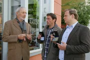 Die Cops Lind (Tom Mikulla, M.) und Hartl (Michael A. Grimm, r.) glauben, dass sich Antiquar Anton Rauch (Frieder Venus, l.) vom Opfer betrogen fühlte und den Hausbesitzer umgebracht hat. Die Cops Lind (Tom Mikulla, M.) und Hartl (Michael A. Grimm, r.) glauben, dass sich Antiquar Anton Rauch (Frieder Venus, l.) vom Opfer betrogen fühlte und den Hausbesitzer umgebracht hat.