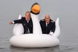 Heinrich (Heiner Lauterbach) und Tom (Uwe Ochsenknecht, li.) bei der Seebestattung.