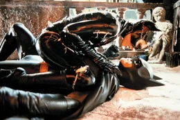 Catwoman (Michelle Pfeiffer) liefert sich ein hartes Gefecht mit Batman (Michael Keaton). Ohne Kost&uuml;m w&auml;ren die beiden ein nettes Paar.
