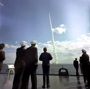 Die 60er-Jahre stehen im Zeichen der Aufrüstung: US-Präsident Kennedy begutachtet den Abschuss einer Rakete.
