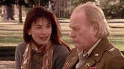 Monica (Roma Downey, l.) und George (Darren McGavin)