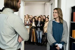 Charlottes (Felicitas Woll, r.) Versuche, bei Anw&auml;lten (Andreas Leopold Schadt, l.) oder dem LKA weiterzukommen, scheitern ebenso wie die Bem&uuml;hungen, etwas bei den Website-Betreibern und dem Kreditinstitut, &uuml;ber das die erpresserischen Zahlungen abgewickelt werden, zu erreichen. Bis es ihr gelingt, weitere Betroffene ausfindig zu machen ...