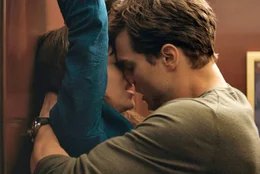Christian Grey (Jamie Dornan) kann seine Begierde kaum z&uuml;geln und weckt dabei Anastasias (Dakota Johnson) bislang unerfahrenen L&uuml;ste.