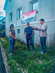 Wie man Einfamilienhäuser für mehr Raum im Ortskern umfunktionieren könnte, bespricht Lisa Gadenstätter mit dem Bürgermeister von Jagerberg Karl Resch (m.) sowie dem steirischen Ortskernkoordinator Stefan Spindler.