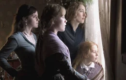 Nachdem ihr Nachbar, Mr. Laurence, sie ob einer noblen Essensspende seinerseits mit einem Festessen &uuml;berrascht hat, blicken die Schwestern March gespannt zu seinem Haus hin&uuml;ber. Von links: Meg (Emma Watson),  Amy (Florence Pugh), Jo (Saoirse Ronan) und Beth (Eliza Scanlen)