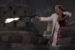 Ein Kampf auf Leben und Tod entbrennt zwischen Prinzessin Sultanas (Atiqah Hasiholan, r.) Entf&uuml;hrer Malik (Mickey Rourke, l.) und FBI Agent Jack Travers ...