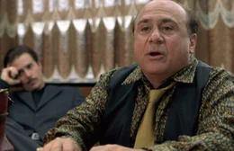Hehler Bergmann (Danny DeVito) nutzt die Gelegenheit, die Geldschulden, die er noch bei Moore hat, zu reduzieren.