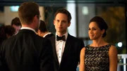 Zwischen Mike (Patrick J. Adams, M.) und Rachel (Meghan Markle, r.) steht ein brisantes Geheimnis – das ausgerechnet Harvey (Gabriel Macht, l.) kennt. Kann ihre Beziehung dem wachsenden Druck standhalten? Zwischen Mike (Patrick J. Adams, M.) und Rachel (Meghan Markle, r.) steht ein brisantes Geheimnis – das ausgerechnet Harvey (Gabriel Macht, l.) kennt. Kann ihre Beziehung dem wachsenden Druck standhalten?