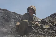 Nach und nach bahnen sich drei amerikanische Regimenter (Martin McCann) ihren Weg durch die japanischen Stellungen und schnüren die Reste der japanischen Einheiten auf der Spitze des Umurbrogol-Gebirges ein. Etliche Wochen vergehen, in denen beide Seiten Gipfel erobern und wieder verlieren.