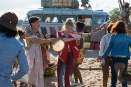 Spontane Party am Strand: Alex (Louis Held) und Bibi (Lina Larissa Strahl) haben Spa&szlig;.