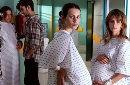 Janis (Pen&eacute;lope Cruz, r.) und Ana (Milena Smit) stehen kurz vor der Geburt und teilen sich ein Krankenzimmer.