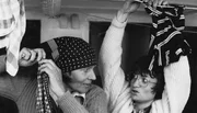 An Deck hängen Margot Petermann (Elke Twiesselmann, links) und ihre Tochter Gerda (Uta Stammer) Wäsche auf.