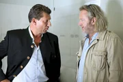 Oberstleutnant Helmuth Nowak (Gregor Seberg, r.) fragt Hugo Knapp (Wolfgang Pissecker) nach dessen Alibi in der Mordnacht.