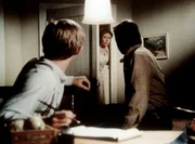 Olivia (Michael Learned, M.) teilt John Walton (Ralph Waite, r.) und John-Boy (Richard Thomas, l.) aufgeregt mit, dass die Schule von Waltons Mountain in Flammen steht ...