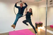 Tobi Kämmerer mit Theresa Theves in ihrem Pole-Dance-Studio in Bad Homburg beim "Aerial Hoop". Tobi Kämmerer mit Theresa Theves in ihrem Pole-Dance-Studio in Bad Homburg beim "Aerial Hoop".