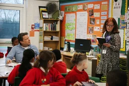 Jamie Oliver (l.) widmet sich den Herausforderungen, denen Schulkinder mit Legasthenie gegen&uuml;berstehen.  +++ Die Verwendung des sendungsbezogenen Materials ist nur mit dem Hinweis und Verlinkung auf RTL+ gestattet. +++