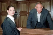 Als sein Widersacher Roger Jensen gegen Max Sternberg (Hans Peter Hallwachs) vor Gericht aussagt, kann dieser nicht mehr ruhig auf der Anklagebank sitzen. (li.: Susann Uplegger als seine Anwältin Schelling)