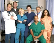 Von links nach rechts: Dr.Perry Cox (John C. McGinley), Der Hausmeister (Neil Flynn), Elliot Reid (Sarah Chalke), John "J.D". Dorian (Zach Braff), Chris Turk (Donald Faison), Dr. Bob Kelso (Ken Jenkins) und Judy Reyes (Carla Espinosa).