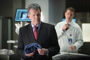 Unglaubliche Vorfälle ereignen sich: Walter Bishop (John Noble, l.) versucht, diese aufzuklären ...