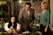 Mr. Monk (Tony Shalhoub) ist entsetzt: Seine Verehrerin Marci Maven (Sarah Silverman, li.) hat sogar kleine Puppen nach ihrem und Mr. Monks Vorbild anfertigen lassen. Seine Assistentin Natalie (Traylor Howard) findet das lustig, doch Monk geht diese Art der Schw&auml;rmerei doch einen Tick zu weit...