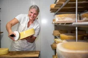 Die vierte Gastgeberin ist Agnes Jaud aus Nußdorf am Inn in Oberbayern. Den über 100 Jahre alten Milchhof ihrer Familie hat Agnes um eine eigene Bio-Käsemanufaktur erweitert und damit stark für die Zukunft gemacht. Jede ihrer handgemachten Käsespezialitäten werden aus Heumilch hergestellt.