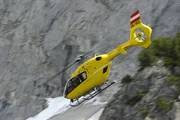 Der Hubschrauber fliegt zurück zum Heliport, da die schlechte Wetterlage eine Landung unmöglich macht. Der Hubschrauber fliegt zurück zum Heliport, da die schlechte Wetterlage eine Landung unmöglich macht.
