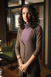 Die junge Sarah (Abigail Spencer) kann nicht glauben, dass ihr Verlobter, der ermordet wurde, noch verheiratet war und zwei Kinder hatte.