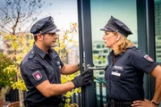 Claudia (Janette Rauch) und Tarik (Serhat Cokgezen) überprüfen, wie es möglich war, in die Penthouse-Wohnung des Fotografen Georg Ellerbeck einzubrechen.