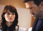 Uneins über die Notwendigkeit der Tests: Jennifer Morrison als Dr. Allison Cameron, Hugh Laurie als Dr. Gregory House Uneins über die Notwendigkeit der Tests: Jennifer Morrison als Dr. Allison Cameron, Hugh Laurie als Dr. Gregory House