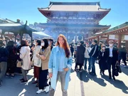 Elena Bruhn vor dem Asakusa Tempel aus dem Jahr 645, Tokios &auml;ltester Tempel.  +++ Die Verwendung des sendungsbezogenen Materials ist nur mit dem Hinweis und Verlinkung auf RTL+ gestattet. +++