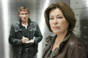 Kommissarin Springer (Rita Russek) und ihr Assistent Overbeck (Roland Jankowsky) stehen vor den geöffneten Bankschließfächern. Es fehlen mehrere Millionen Euro.