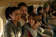 Familie Garrety (Morena Baccarin, l., Gerard Butler, M. und Roger Dale Floyd, r.) hat ein rettendes Ticket nach Gr&ouml;nland bekommen.