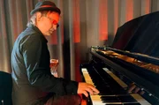 Im Bild Dirk Zöllner  In der Sendung ‚Die größten Hits des Ostens‘ Teil 3 gibt es nicht nur einen zweistündigen Soundtrack zu genießen, sondern es versammeln sich auf unterhaltsame Weise kleine und große Geschichten, Anekdoten, die sich hinter den bekannten Hits aus dem Osten verbergen. Künstler und Experten erzählen, wie und unter welchen Umständen die Songs entstanden sind. Wieder gibt die Dokumentation einen breiten Einblick in die Schlager-Pop und auch Jazzwelt des Ostens.