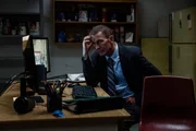 Detective Kevin Cooke beobachtet den &Uuml;berwachungsmonitor. (Szene nachgestellt)
