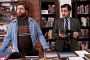 L-R: Ray Hueston (Zach Galifianakis) und Jonathan Ames (Jason Schwartzman)