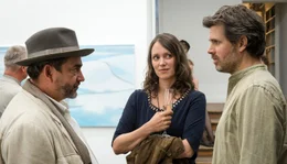 Beim Besuch einer Vernissage mit Kathie (Nike Fuhrman) trifft Werner (Steffen Groth, re.) seinen alten Freund Holger (Alexander H&ouml;rbe) wieder.