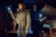 Maris (Jessica Schwarz) und Konrad Diener (Max von Thun) durchsuchen das Versteck.